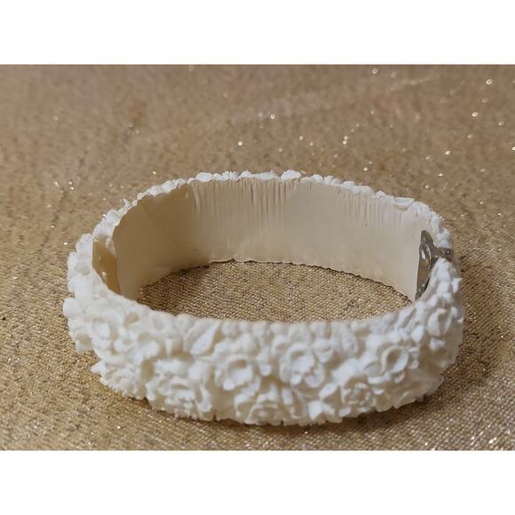 Vintage Faux Ivory Floral Celluloid Hinged Cuff Bracelet & Clip On Earrings - Picture 15 of 16